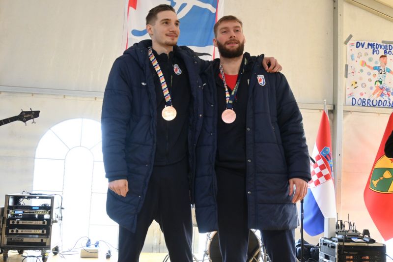 VELIČANSTVEN DOČEK ZA BIVŠE UČENIKE: BRCKOVLJANI SE NAKLONILI KUZMI I ZLAJI