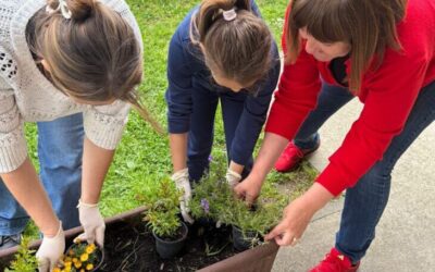 SADNJA CVIJEĆA U ŠKOLSKOM DVORIŠTU POVODOM DANA PLANETA ZEMLJE