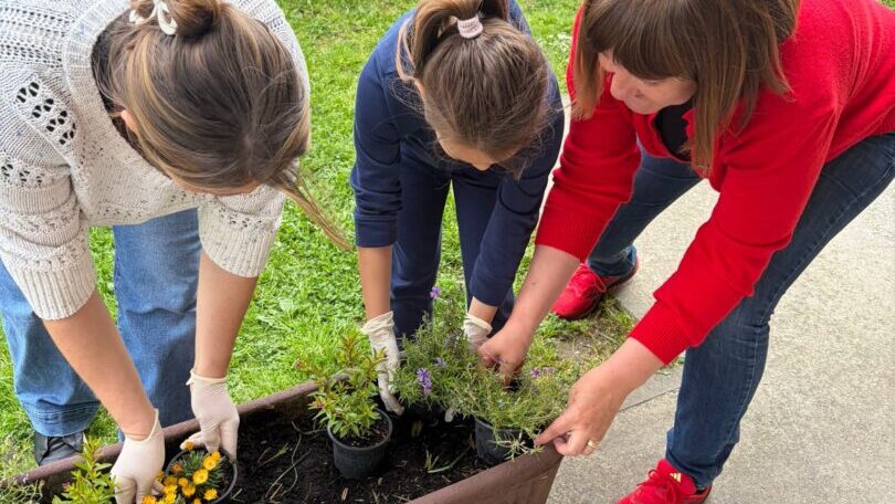SADNJA CVIJEĆA U ŠKOLSKOM DVORIŠTU POVODOM DANA PLANETA ZEMLJE